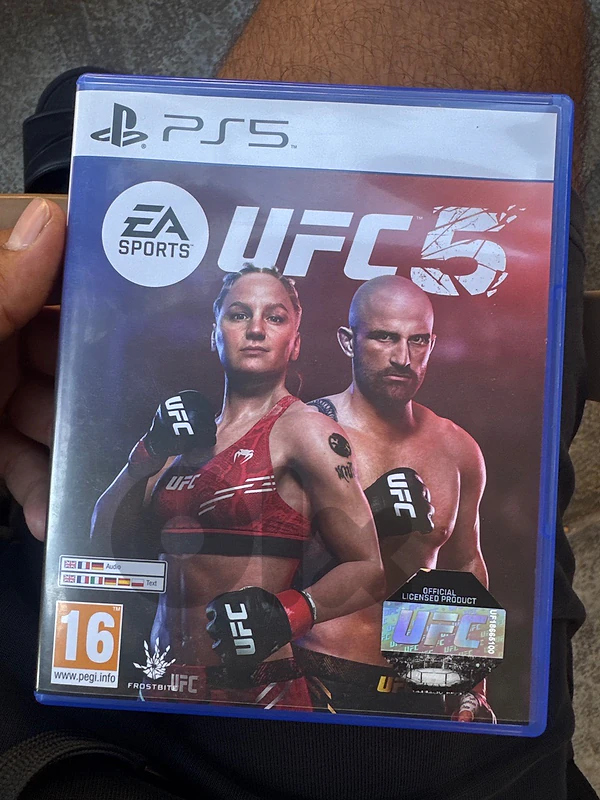 ufc 5 ps5 no scartch 20$ ufc 5 ps5 no scartch 20$