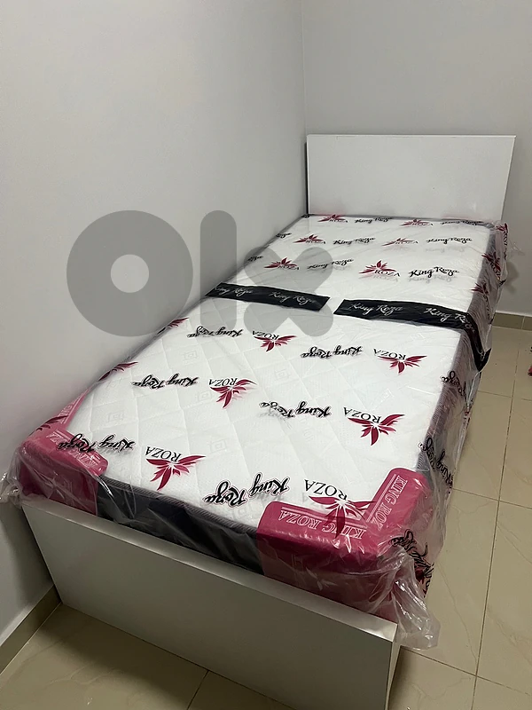 تخت مفرد مع فرشة جديدة من المعمل
