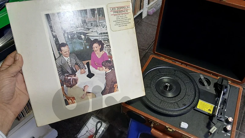 we sell vinylrecords/ turntable