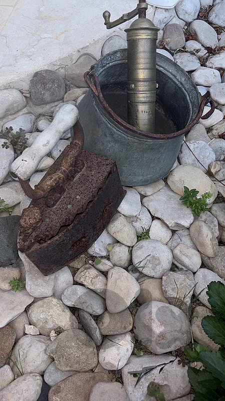 سطل نحاس مكواة قديمة مطحنة بن نحاس قديمة ابريق نحاس قديم شمعدان نحاس