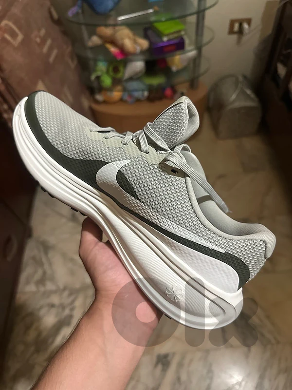 nike revolution 8
