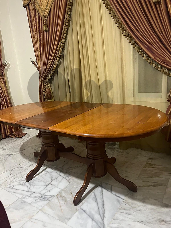 طاولة خشب