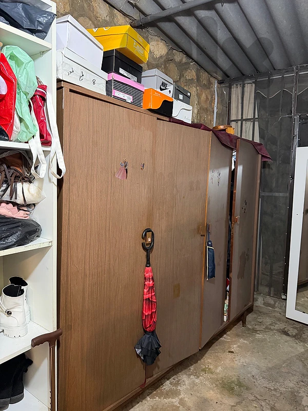 خزانة خشب قديم closet