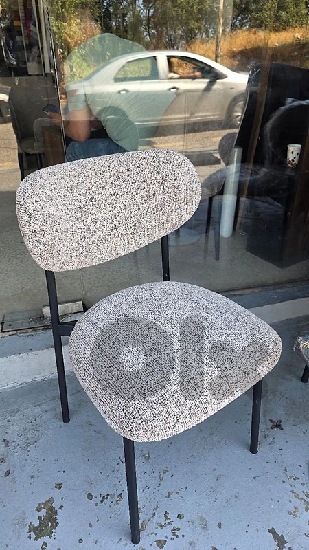 كرسي سفرة.    Dining chair