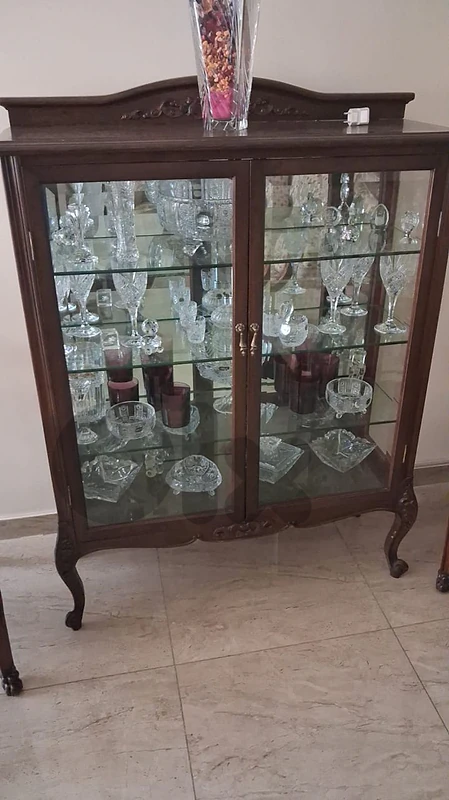 فاترين للعرض خشب مسيف رائعه السعر ١٨٠$