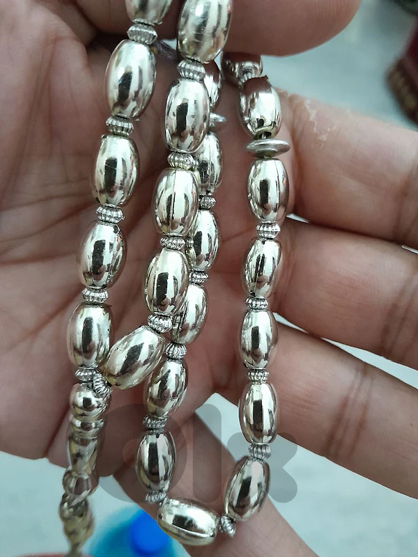 مسبحة معدنية بلون الفضة