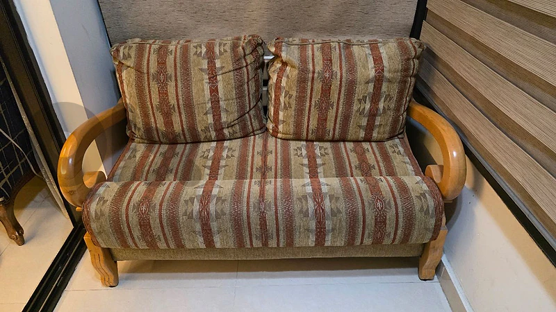 2-Seater Wooden Sofa with Under-Seat Storage | صوفا لشخصين مع صندوق