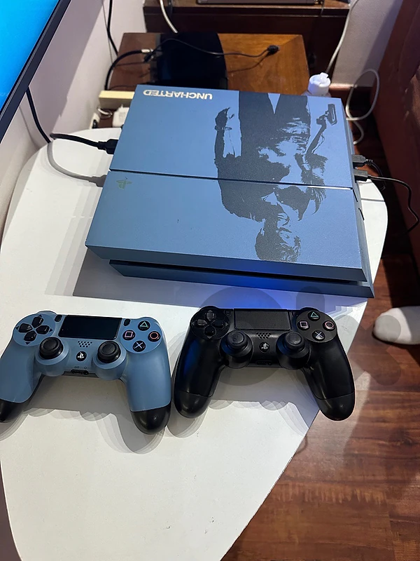 PS4 FAT 825GB + 2 CONTROLLERS PS4 FAT 825GB + 2 CONTROLLERS