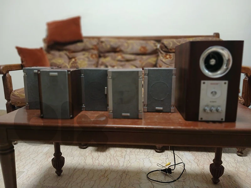 Main speaker plus 5 mini speakers surrounding and a fan