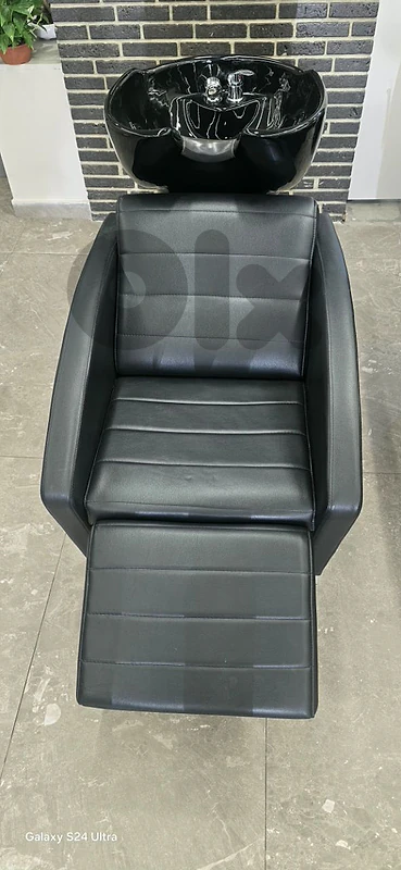 shampoo chair and makeup chariot