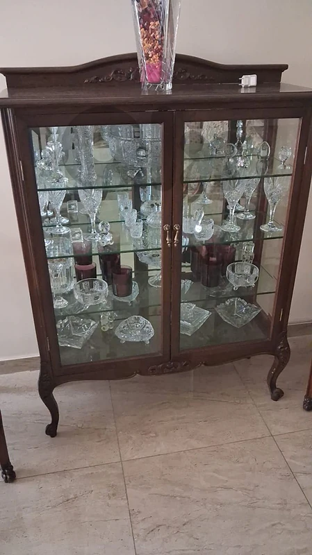 فاترين للعرض خشب سنديان كامله السعر ١٨٠$