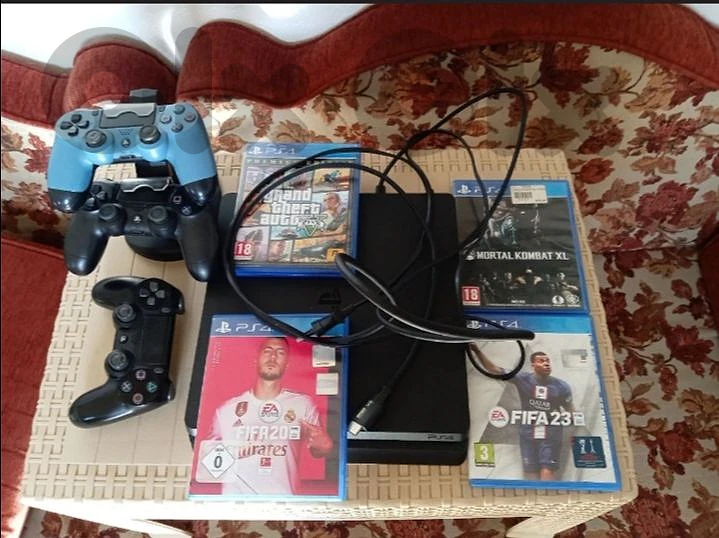 ps4 + 2🎮 +4💿 = 165$ !