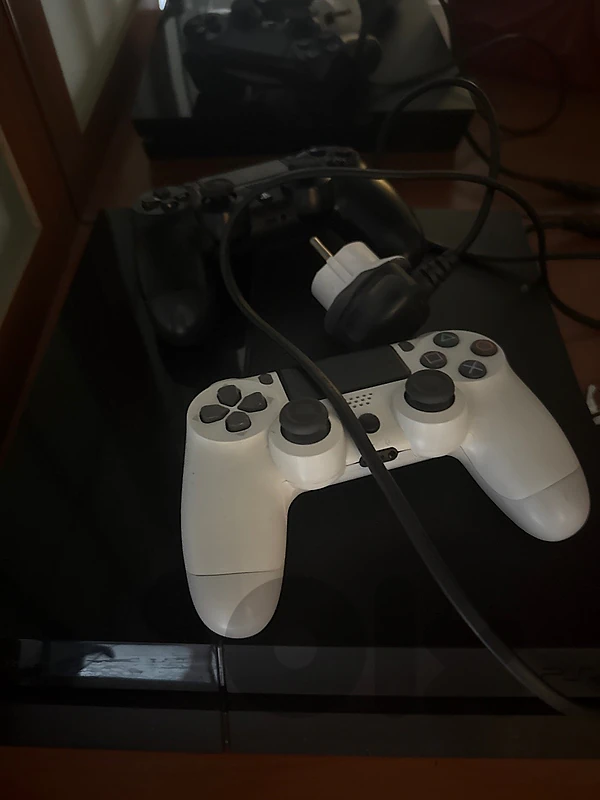 play station 4 (barely used) two controllers