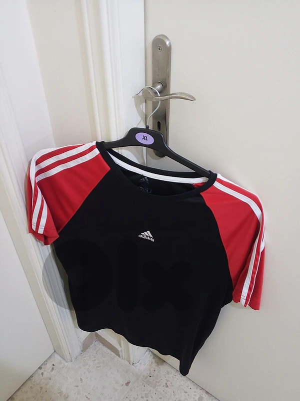 كنزة رياضة رجالي للبيع ماركة Adidas شبه جديد قياس XL السعر 10$