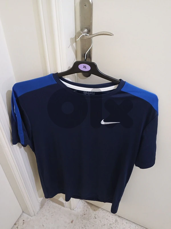 كنزة رياضة رجالي للبيع ماركة Nike شبه جديد قياس XXL السعر 10$