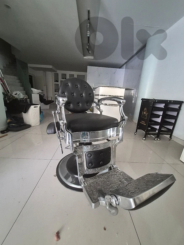 Professional Vintage Barber Chair  Black & Chrome  Excellent Condition