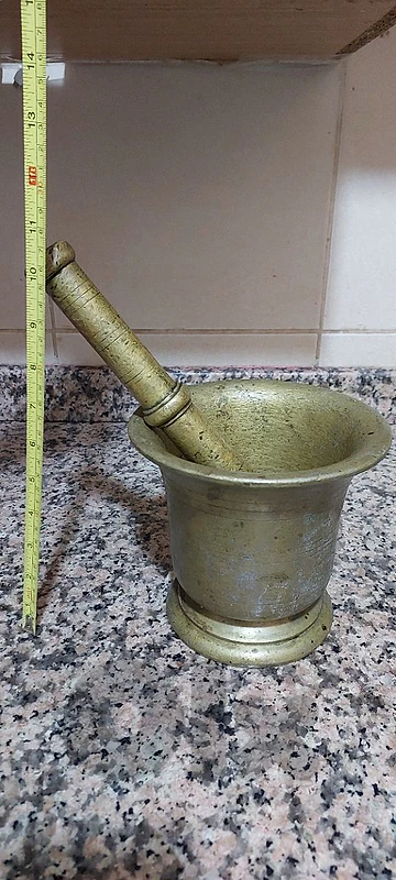 هاون نحاس قديم مع المدقة  ارتفاع ٢٦ سم  وزن ٧،٣ كلغ