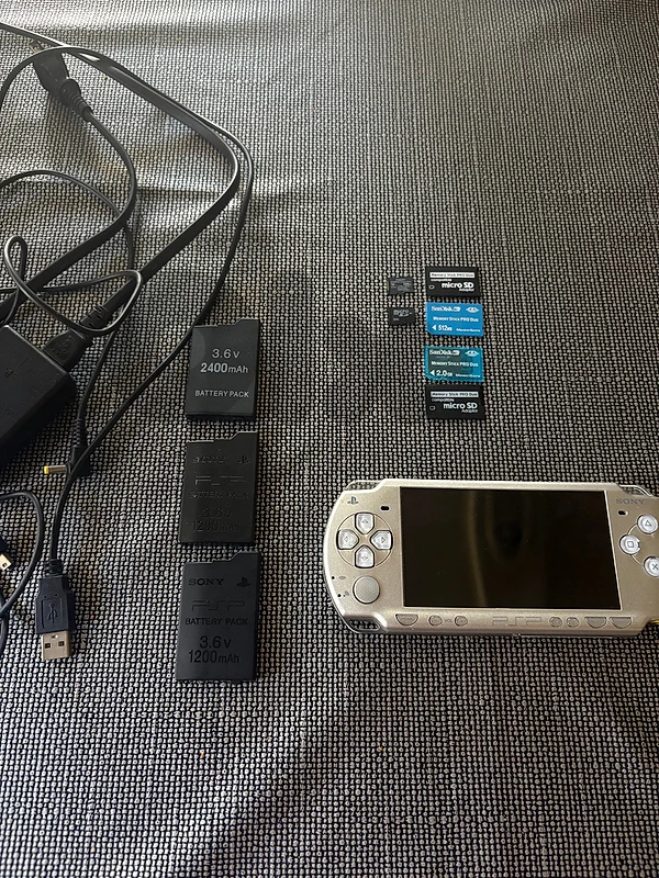 Psp 2000 silver and accessories