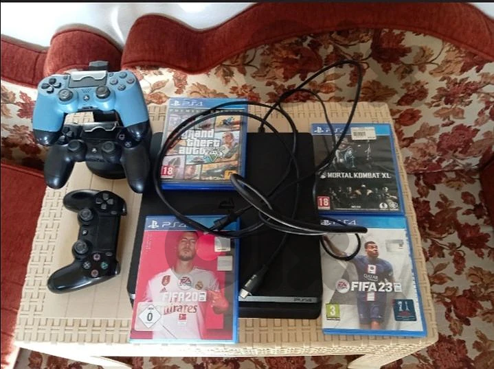 ps4 slim +2🎮 + 4💿 =160$