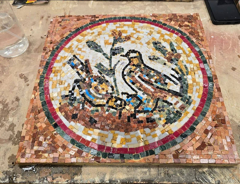 لوحة موزاييك يدوية مميزة من الأحجار الصغيرة ✨