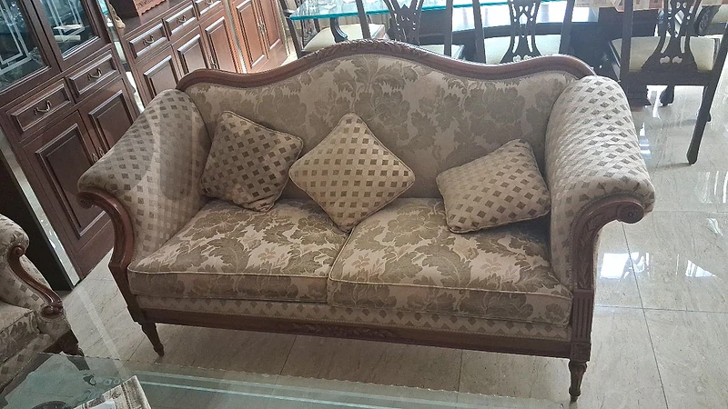 صالون ٢ كنبه ٢ بارجيه مع طاوله زجاج السعر ٣٧٥$