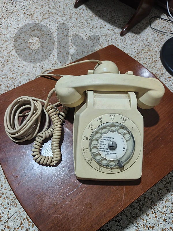 old landline phone . هاتف قديم