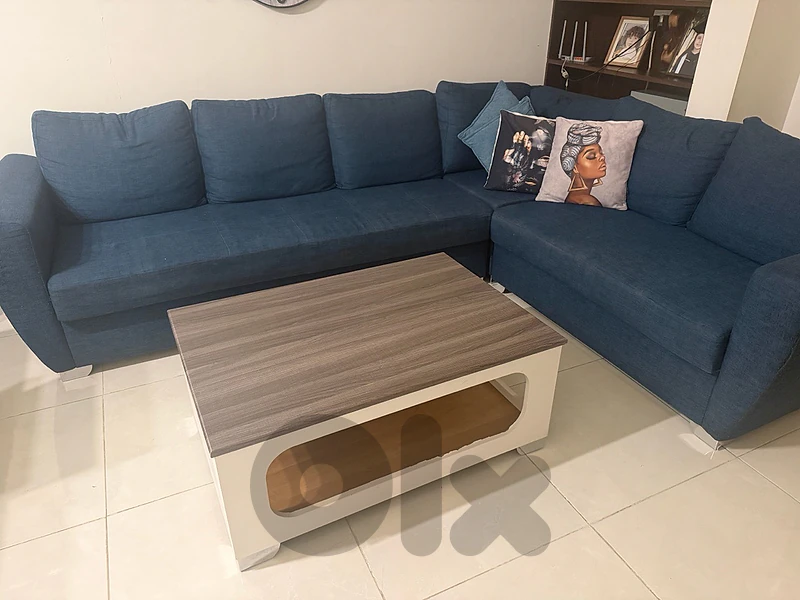 زاوية مع طاولة للبيع بحالة جيدة
