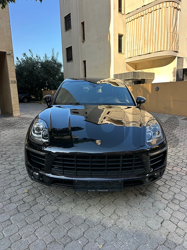 Porsche Macan 2018 black on black (clean carfax-38000 miles) Porsche Macan 2018 black on black (clean carfax-38000 miles)
