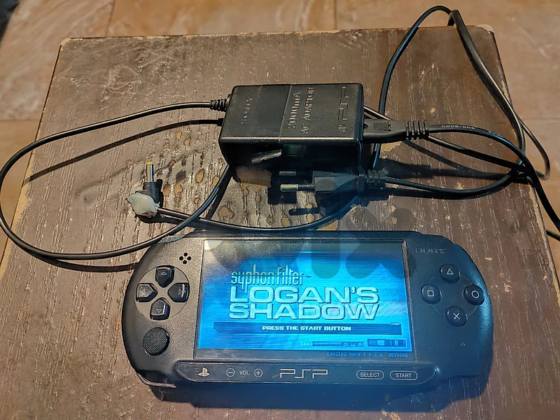 psp 1000 used like new with game