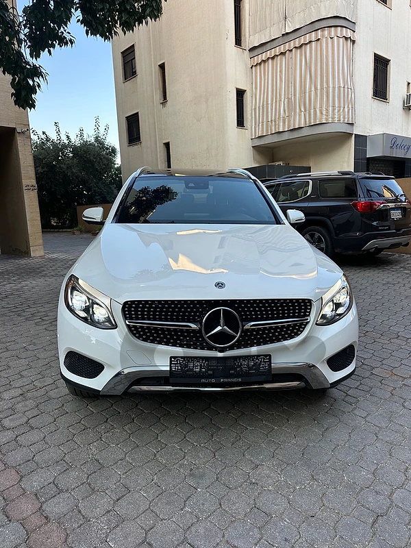 Mercedes GLC 300 4matic 2018 white on black (clean carfax-53000 miles)