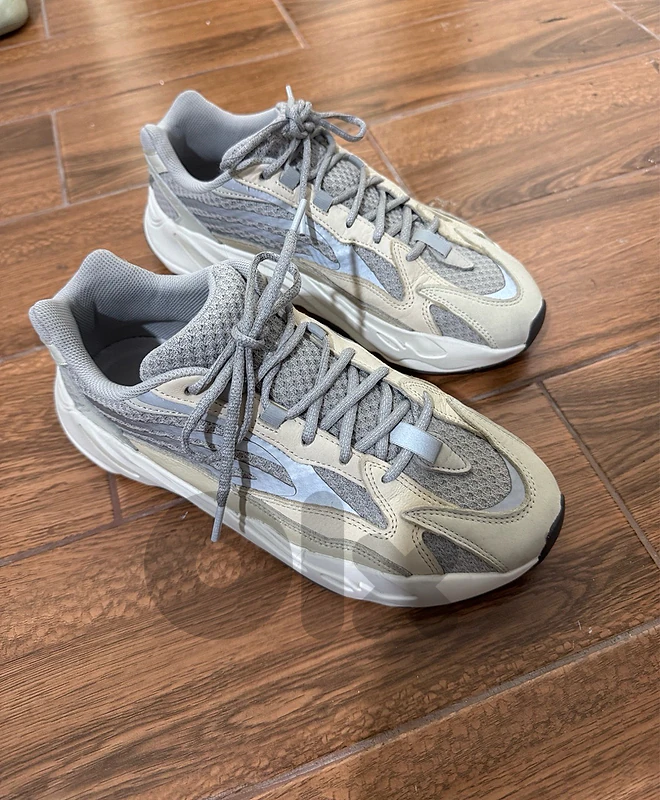 Adidas Yeezy 700v2 Cream size 44
