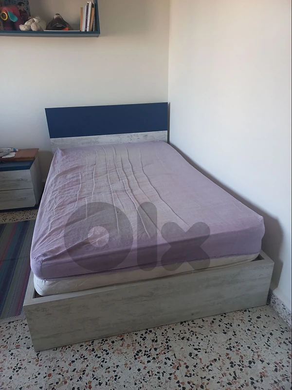 تخت مع فرشة