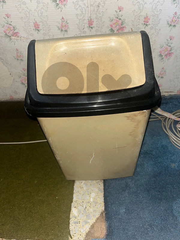 Lion Star Plastic Swing Trash Can – Good Condition