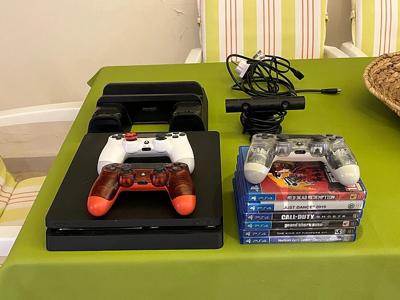 PS4 slim used still new 500 gb