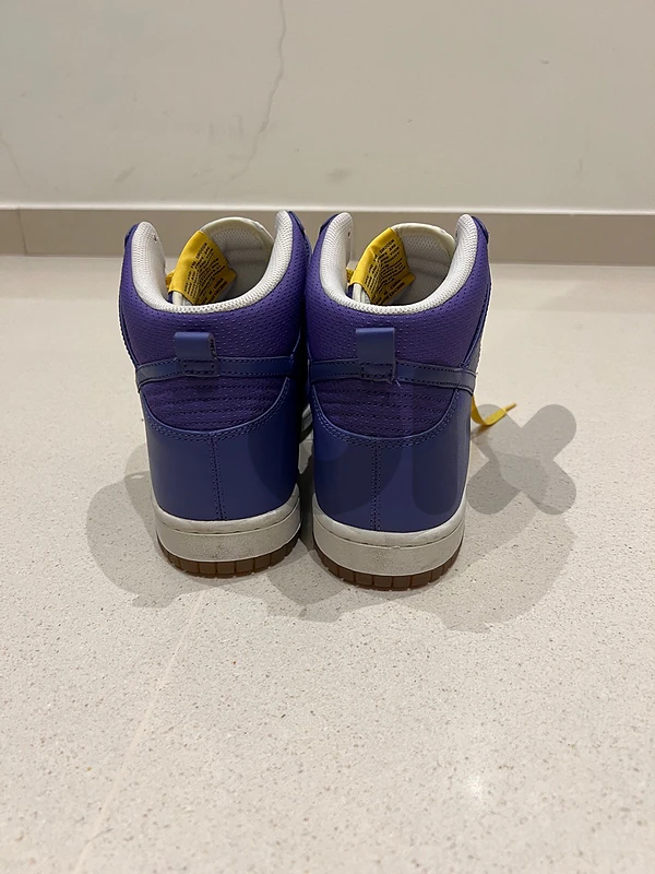 🏀 Nike Lakers Theme Sneakers - Size: (44 Eur - 10 US)
