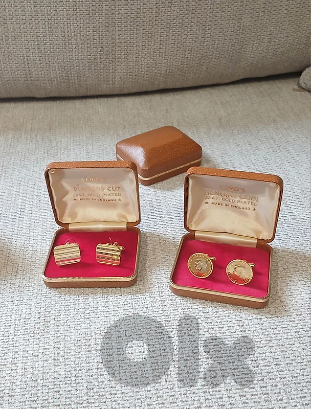 gold plated 22 carat
Vintage from EngLand Since 1960
There are 3 boxes gold plated 22 carat
Vintage from EngLand Since 1960
There are 3 boxes
