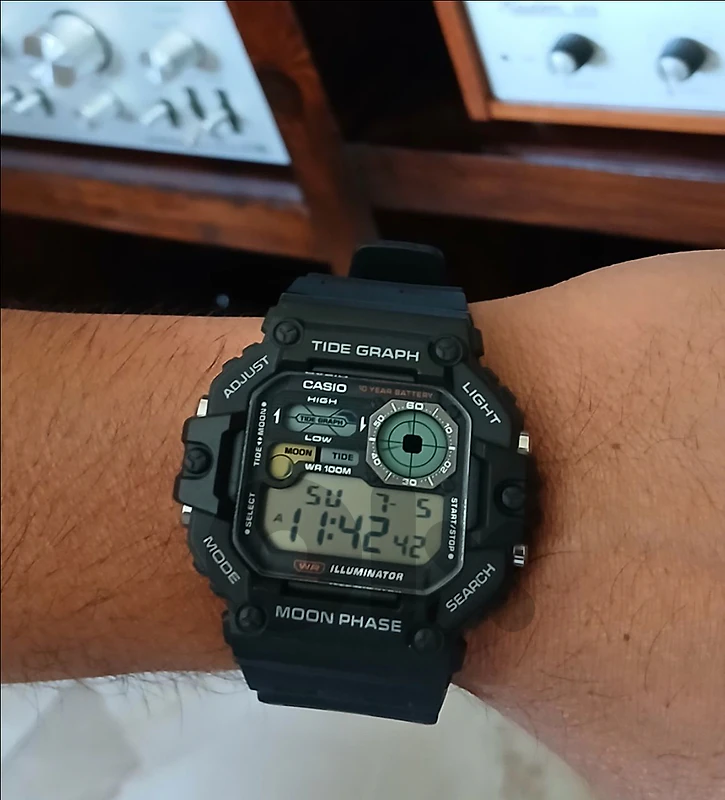 Original Casio with box
 displays accurate Moon Phase and a Tide Graph