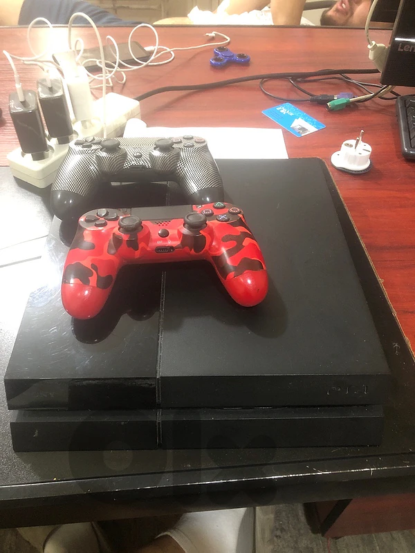 ps4 fat 500 ndefe + 2 controlleer and cd
