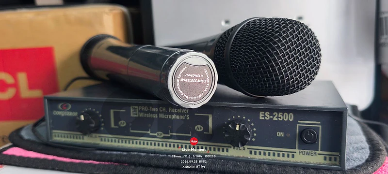 2 wireless microphones+ receiver