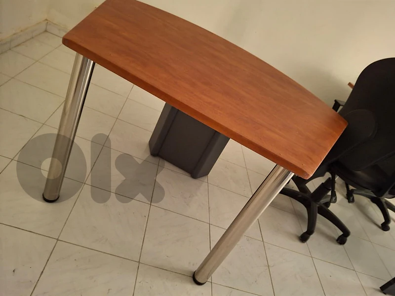 office desk/ مكتب مبروم