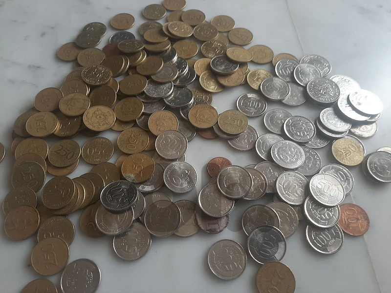 معدن عملة قديمة حجر