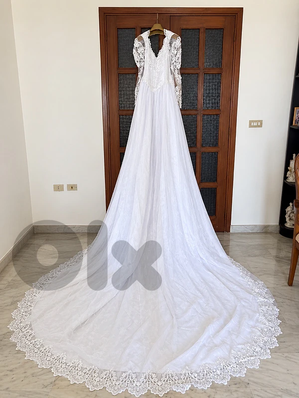 Elegant Ivory Wedding Dress – Lace & Beaded Long Sleeve Bridal Gown