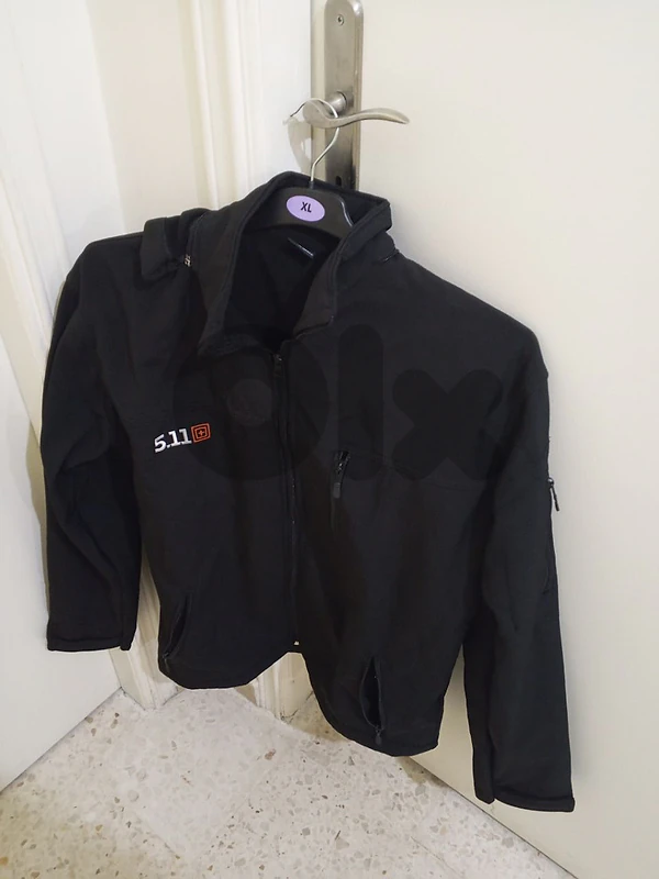 جاكيت رجالي للبيع لون أسود شبه جديد قياس XXL -XL السعر 35$