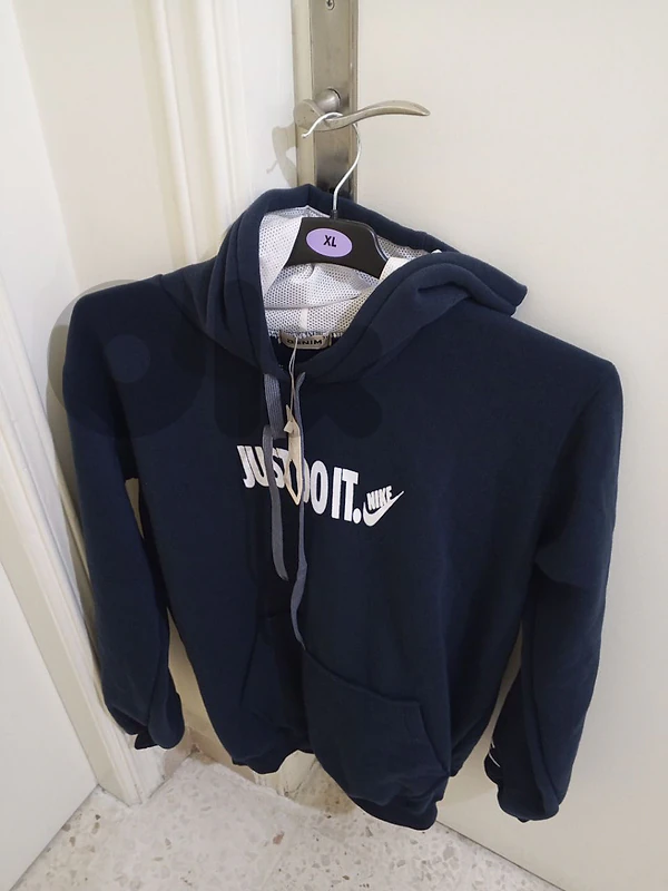 كنزة رجالي للبيع ماركة Nike لون كحلي بعدا جديد قياس XXXL-XXL السعر 30$