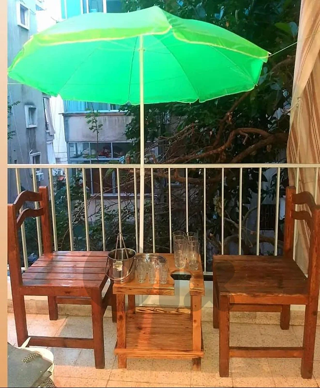 table +2 chairs +umbrella