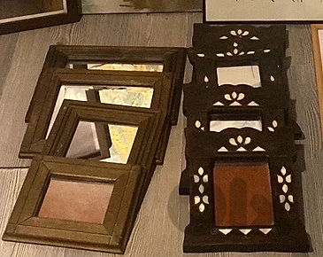 مجموعة مرايا وكوادر خشبية شرقية قديمة (8 قطع)