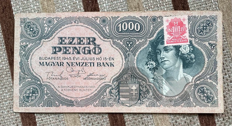 عملة ١٠٠٠ بنغو هنغاري سنة ١٩٤٥ مع طابع الضرائب Hangarian banknote