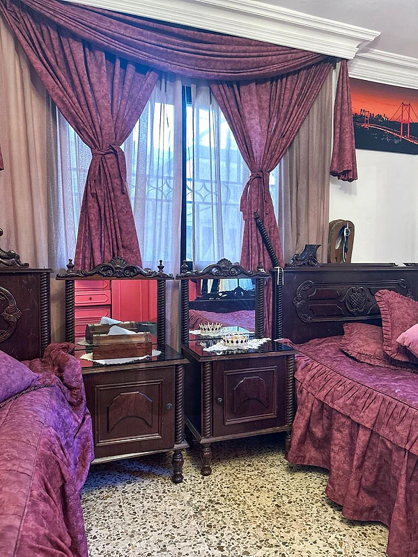غرفه نوم أنتيك بلا خزانه