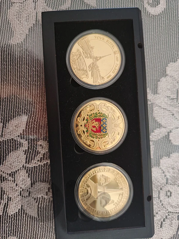 Notre Dame church coins & Eiffel tower