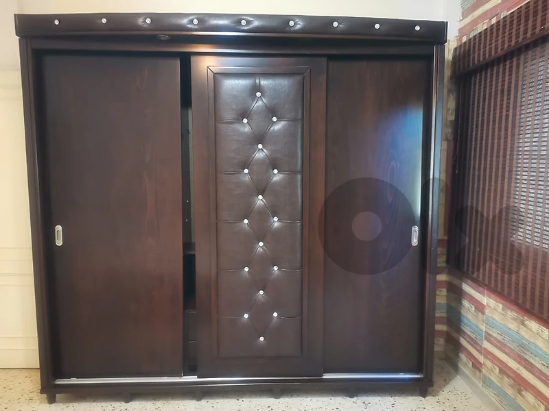 closet brown li
